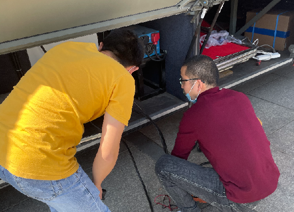 永乐高ylg888888正能量:职工抢修献血车,好人好事成风景! 永乐高ylg888888正能量:职工抢修献血车,好人好事成风景!